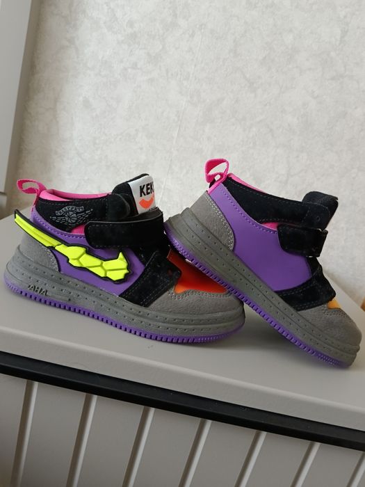 Продам осенние, детские кроссовки