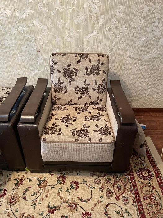 Продам мягкий уголок диван и 2 кресла