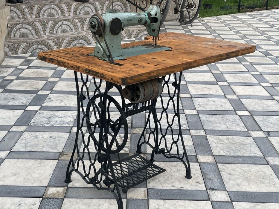 Антикварная швейная машина