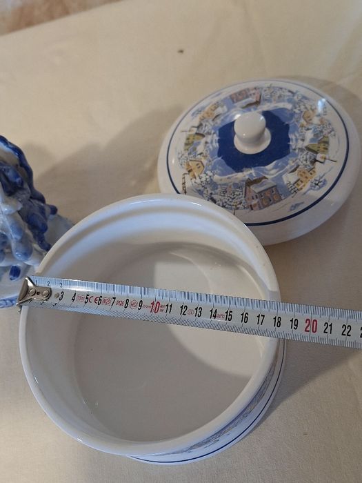 Порцеланови фигурки и кутия