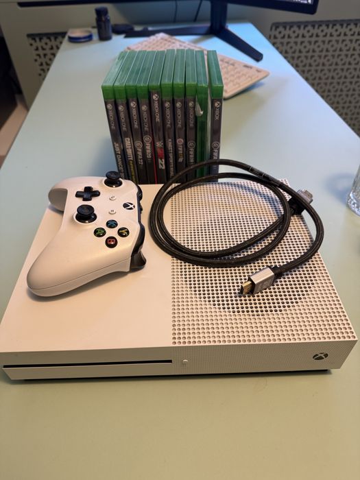 Xbox one S + maneta + 10 jocuri