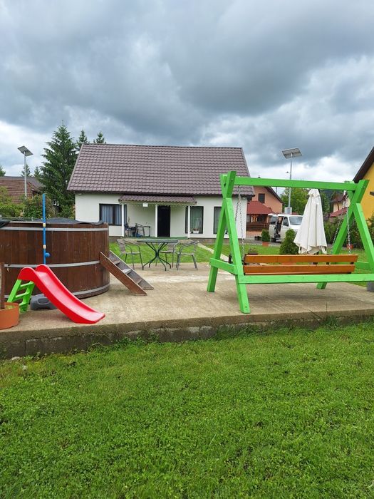 Cabana de inchiriat  . CASA MARA ocupată de revelion