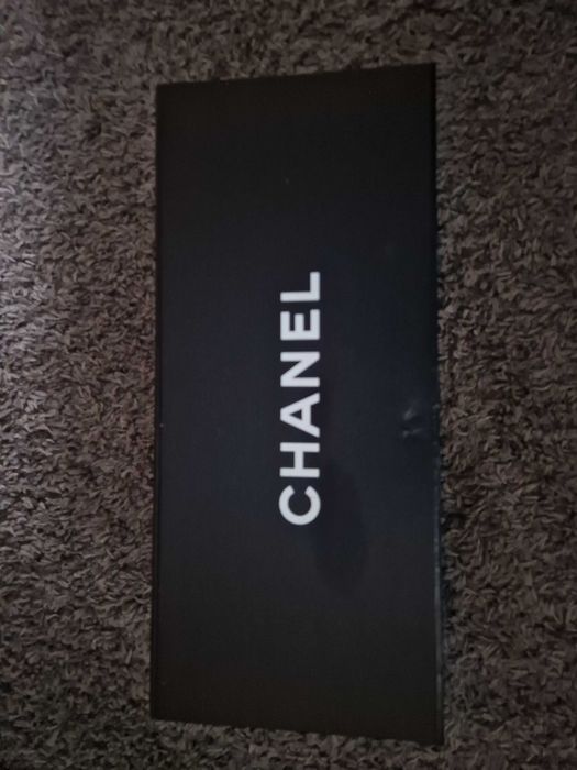 Vand adidași Chanel!