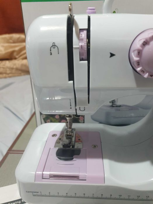 Mini mașină de cusut nouă