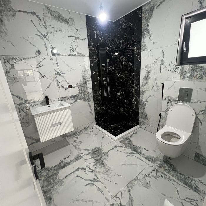 Casa de vanzare P+1E-1km de târgul săptămânal
