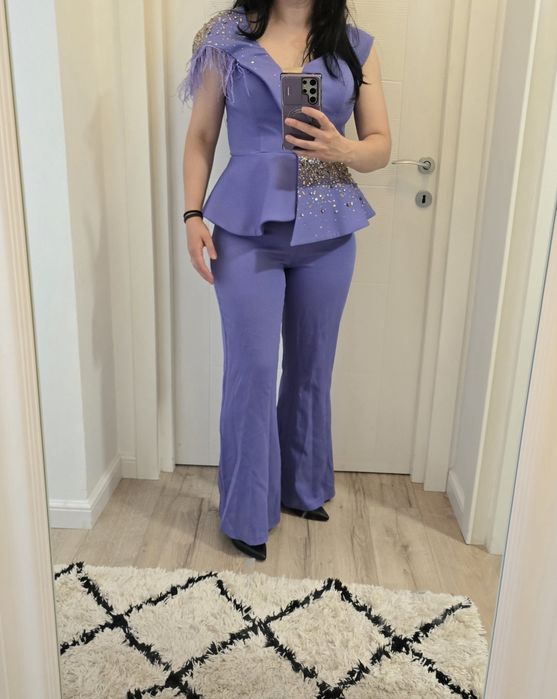 Salopeta cu paiete și pene