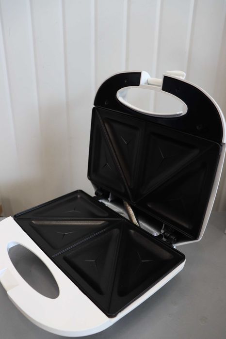 Clatronic Сандвич тостер грил с триъгълни сандвич панели, до 820W