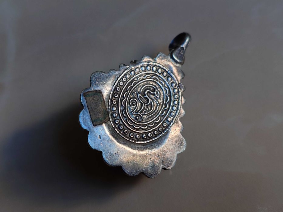 Pandantiv vechi si masiv din argint, realizat manual în Tibet.