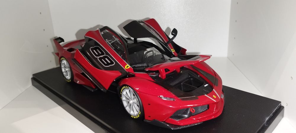 Ferrari FXX-K Bburago Signature 1:18 + Дисплей кейс