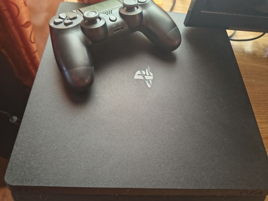 PlayStation 4 1TB cu 4 jocuri