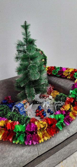 Недорого,. Продаётся ёлка,всё в комплекте,состояние отличное.60000 сум