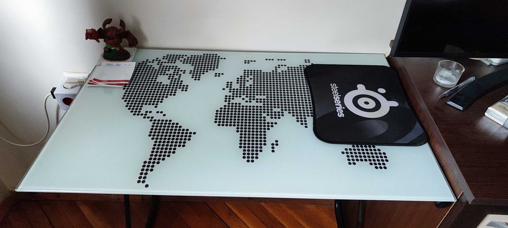 Стъклено бюро с мотив на карта на света