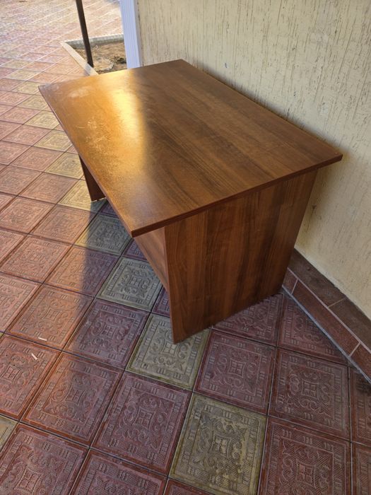 Офисный стол  хорошем состоянии