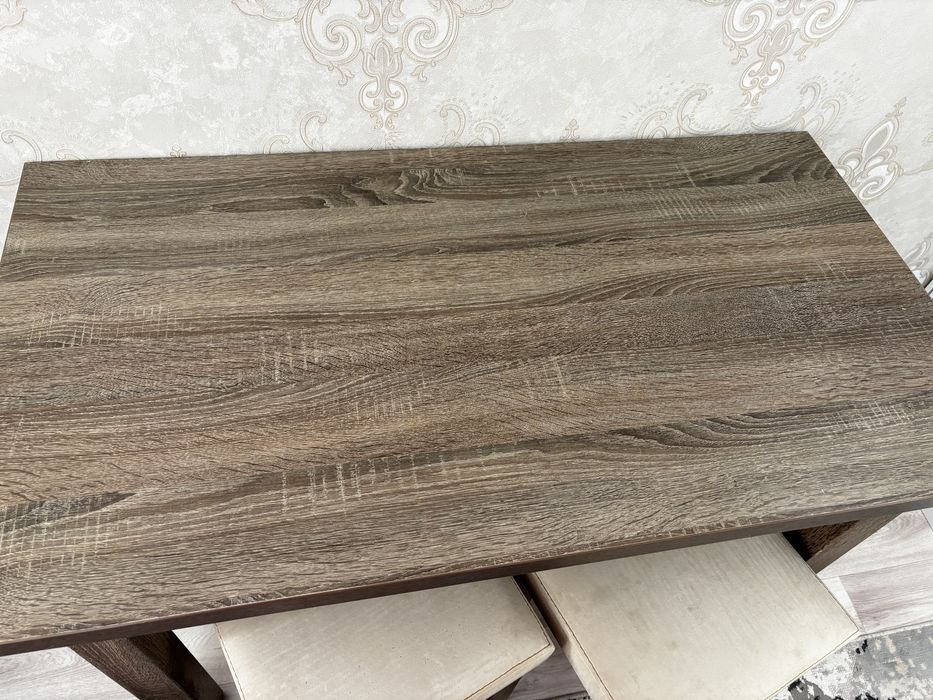 Продается куронный стол и 4 стульчика