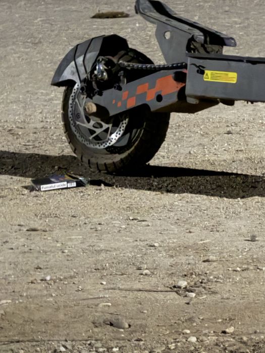 Vind trotineta g2  800 ron am nevoie urgent de bani nu mai las la preț