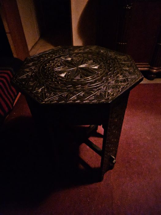 Mobilier vechi (bufet Empire, masa Brancoveneasca, lampa vintage)