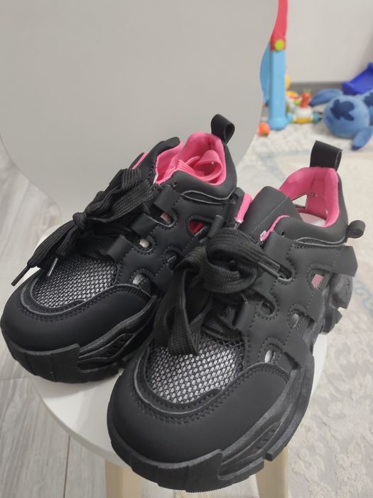 Кросовки летние,черные в сеточку ,новые