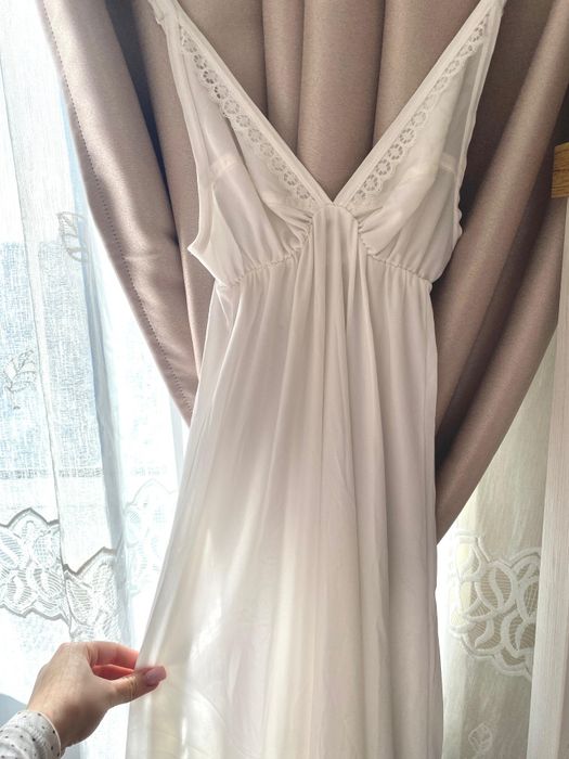 Rochie albă, vaporoasă, cu detalii delicate din dantelă