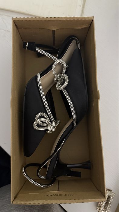 Стильные чёрные туфли с острым носом