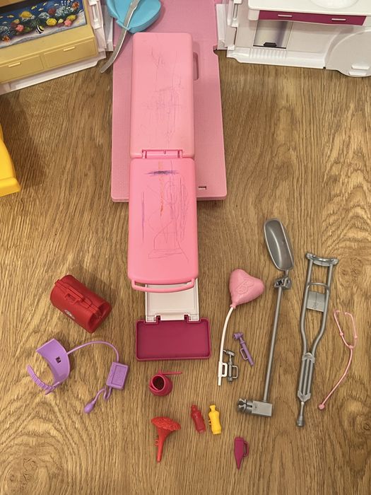 Barbie трансформираща се линейка