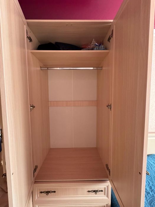 Продам! Отличном состоянии угловой шкаф