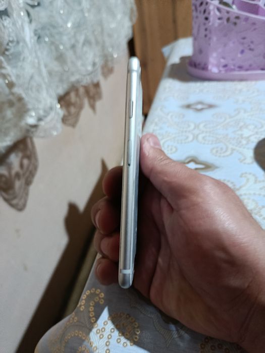 Продам айфон 8 батарея держит 12часов