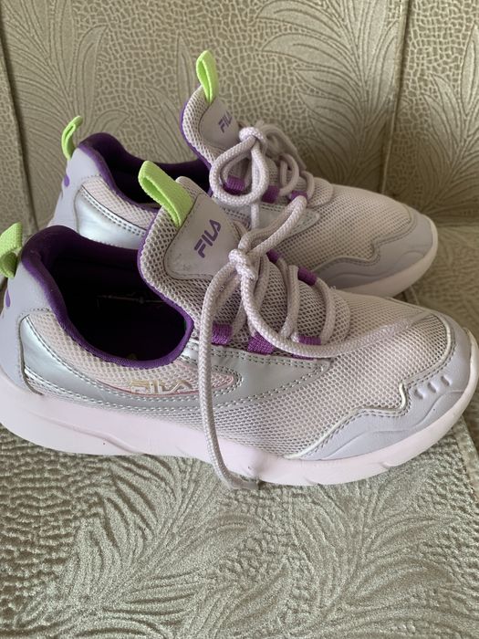 Продам детские  кросовки для девочки