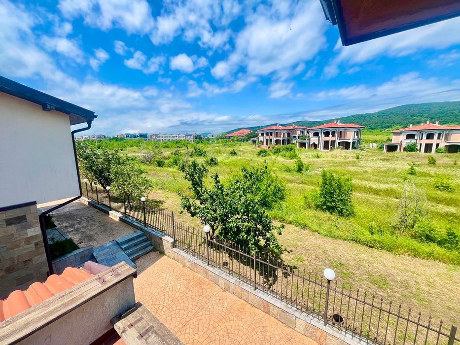 Продавам къща в комплекс Кошарица