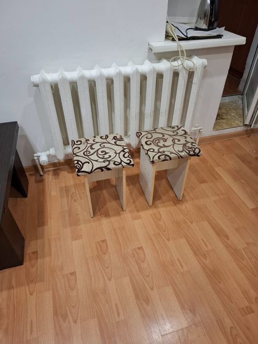 Кухонный стол в подарок 2 табуретки