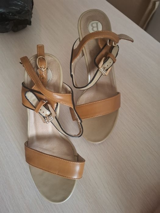 Продам женские босоножки