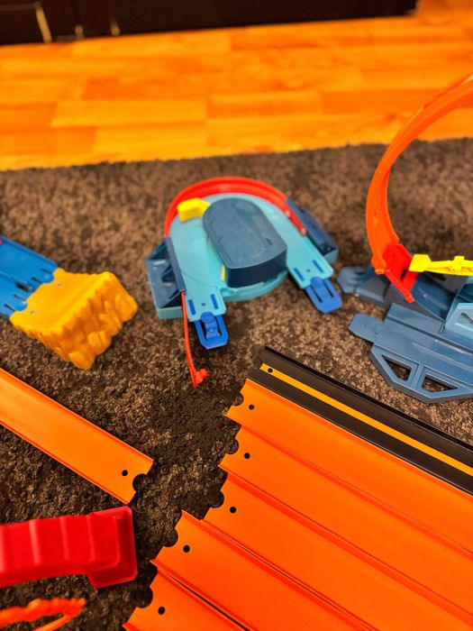 Set mare Hot Wheels – trasee si accesorii pentru constructii