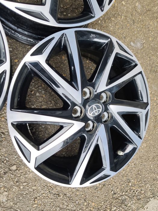 16" оригинални алуминиеви джанти за Toyota Yaris hybrid.