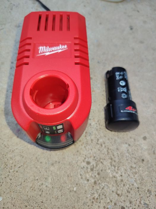 Milwaukee M4 încărcător cu baterie foarte bună.