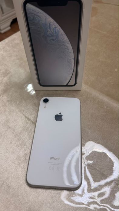 iPhone xr в идеальном состоянии в одних руках