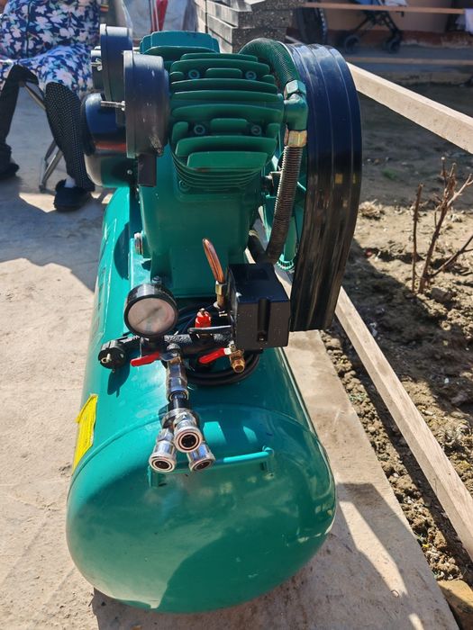 Продаётся компрессор 100л.  230уе