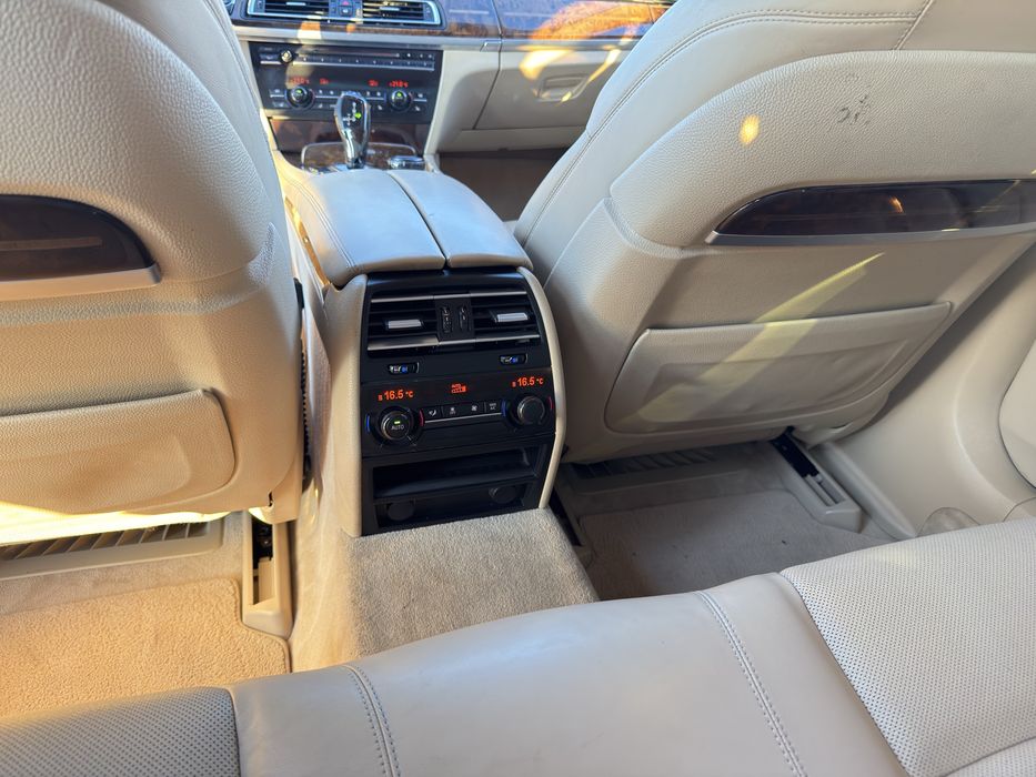 DE VANZARE BMW 7 40d    G70