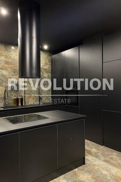 Тристаен апартамент в района на Галата!