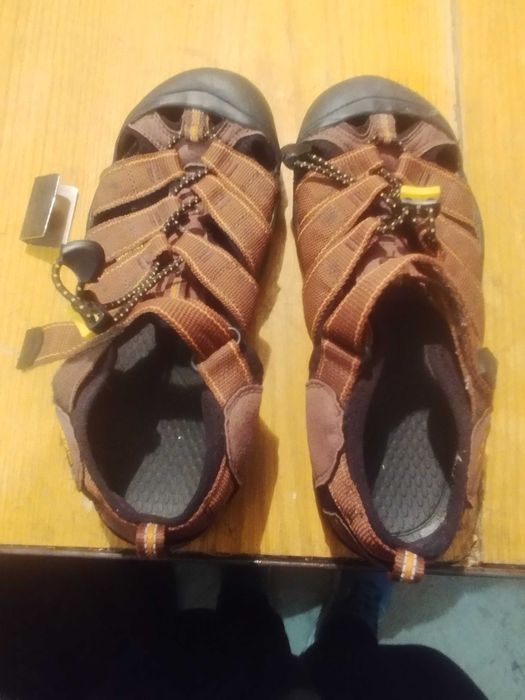Продавам детски обувки 38 номер KEEN
