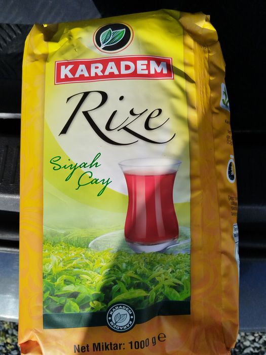 Vind ceai negru turcesc.