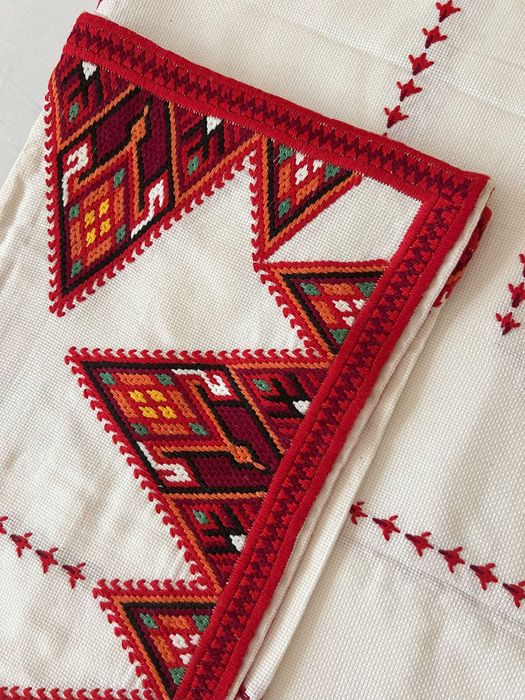 Покривка за маса с малко каре с ръчна бродирия НОВИ