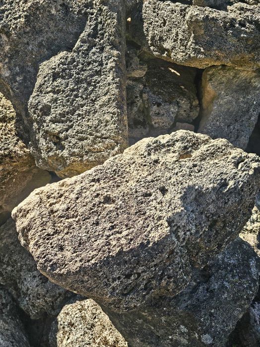 Продавам камъни за строеж (основа или ограда)