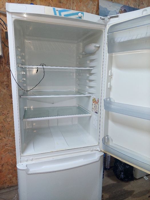 Холодильник индезит.