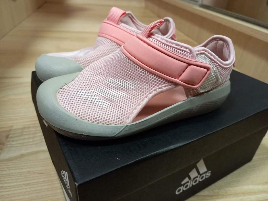 Обувки за госпожица Найк и Адидас