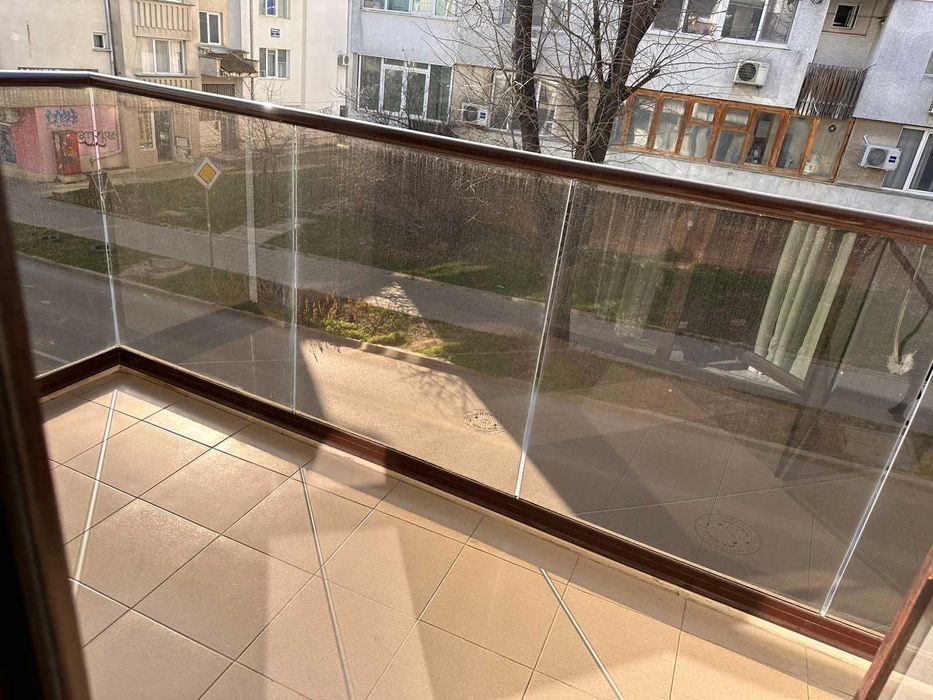 Луксозно обзаведен Тристаен апартамент с 2 паркоместа , ж.к. Левски