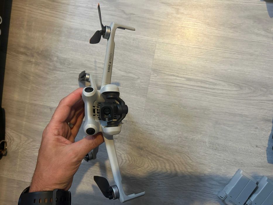 Drona DEFECTA DJI Mini 4 PRO Fly More Combo