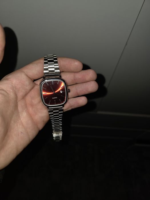 Часы  Quartz красные