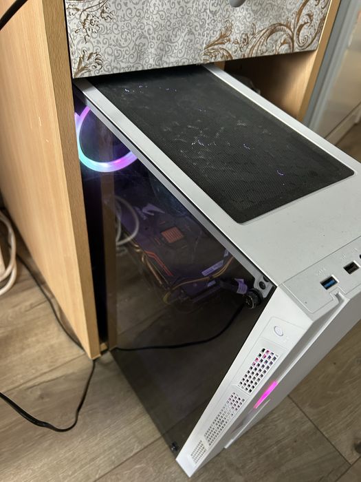 Геймърски компютър gaming PC, монитор HP, клавиатура, мишка