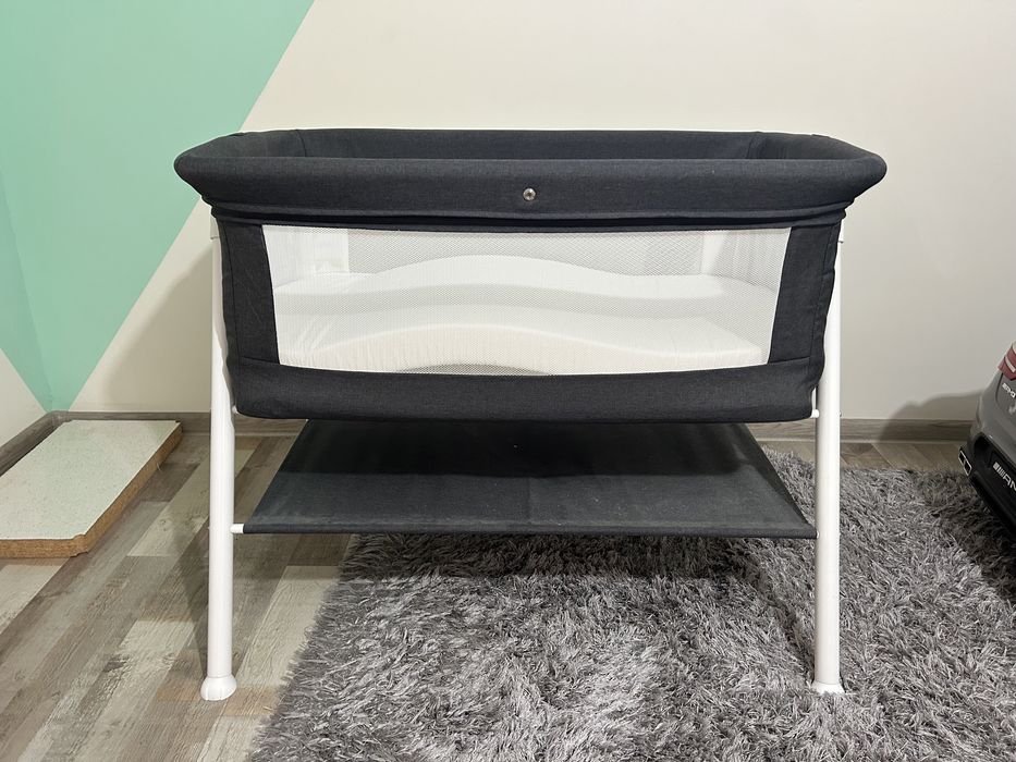 Бебешка кошара. Next to me