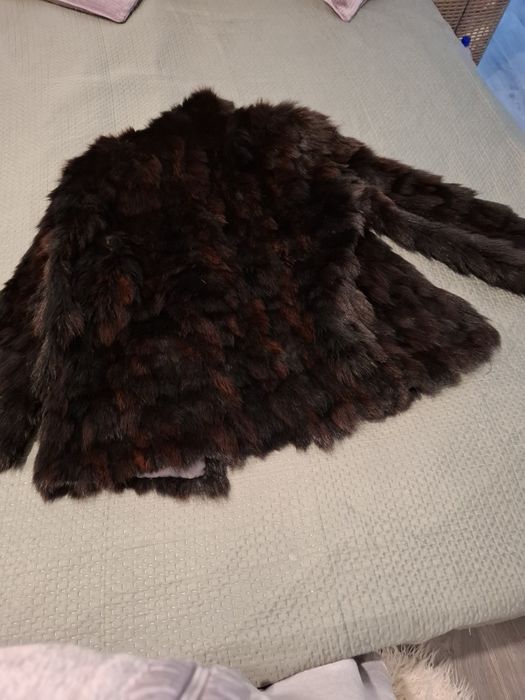 Haina blana de vizon măsoară din umăr pana jos 78 cm