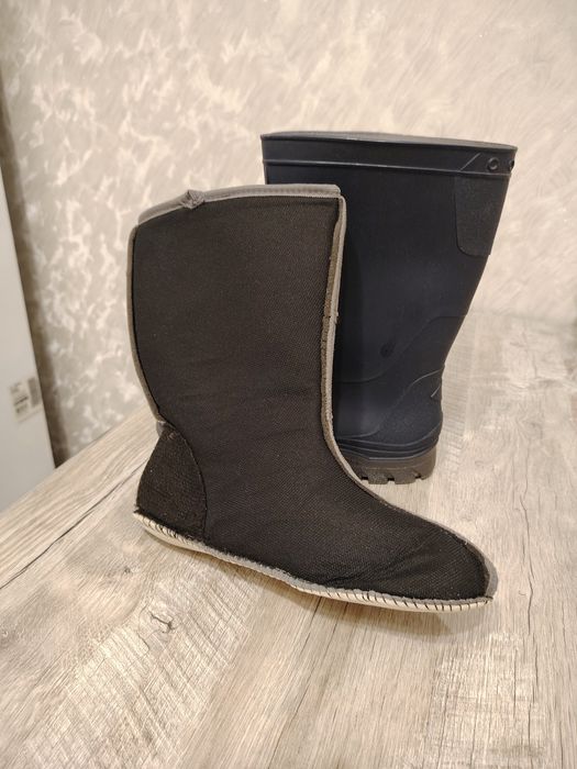 Продам резиновые сапоги с утеплителем.